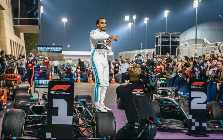 Lewis Hamilton celebra tras cruzar la meta en primer lugar ayer en el Gran Premio de Bahréin. EFE