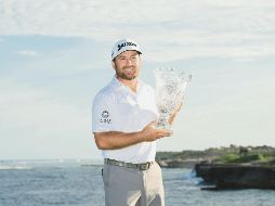 Graeme McDowell posa con su trofeo. AFP