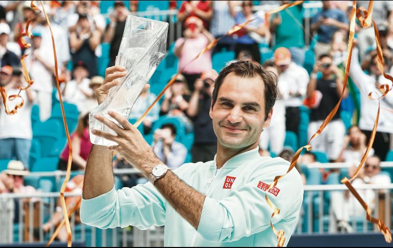 El suizo Roger Federer levanta su trofeo tras coronarse como campeón del Masters de Miami por cuarta ocasión. EFE