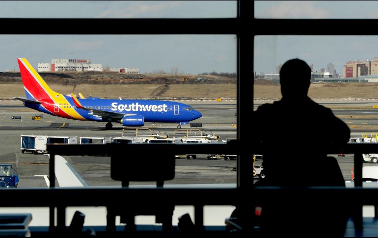 Varios parajeros afectados por el retraso y los problemas en la conexción de vuelos utilizan las redes sociales para manifestar su preocupación y molestia. AP / ARCHIVO