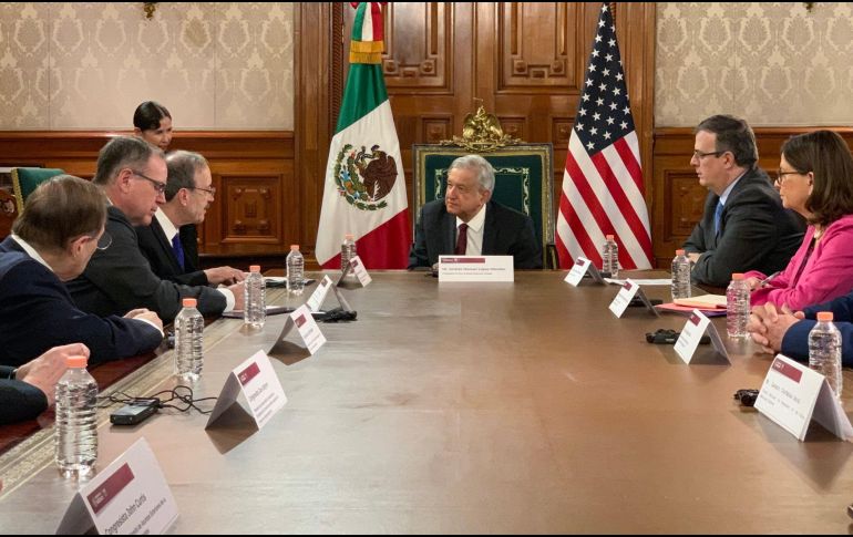 La reunión de López Obrador con los legisladores de EU se da en medio de recientes cruces de declaraciones entre los dos Gobiernos por el tema migratorio. TWITTER/@lopezobrador_