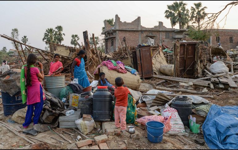 Aldeanos nepalíes buscan sus pertenencias entre los escombros de sus viviendas, en el pueblo de Bhaluhi Bharbaliya. AP/P. Mathema