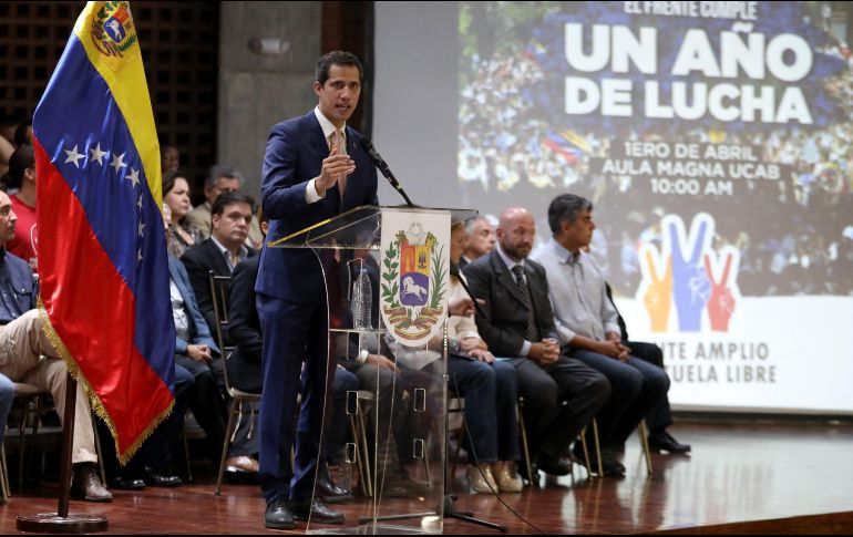El líder opositor Juan Guaidó (c) habla durante una reunión con la plataforma opositora Frente Amplio Venezuela Libre este lunes, en Caracas. EFE/R. Peña