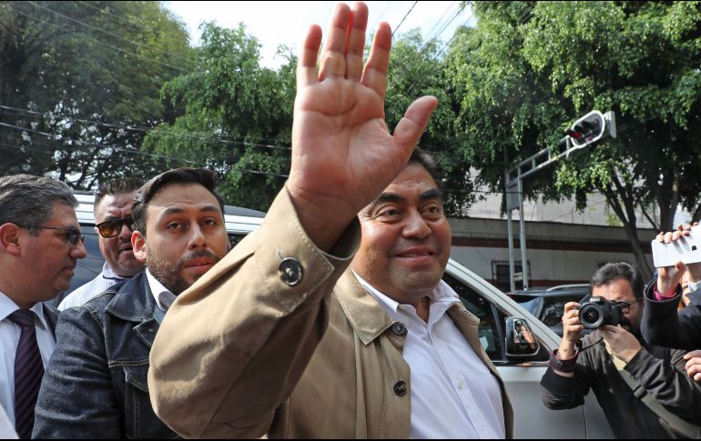 En uno de los spots, el Partido Verde presenta a Barbosa como su candidato y se menciona la frase Juntos Haremos Historia en Puebla, pero no se le identifica como candidato de coalición. SUN/ARCHIVO