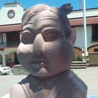 Develan busto de López Obrador en San Luis Potosí