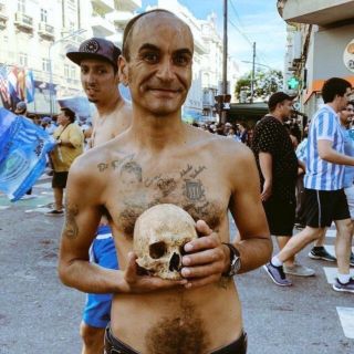 Fanático del Racing festeja el título con el cráneo de su abuelo