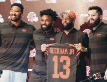 Odell Beckham (de gorra) fue acompañado en su presentación por Myles Garrett (izq.), Jarvis Landry y Baker Mayfield (der.), figuras de los Browns. AP / R.Schwane