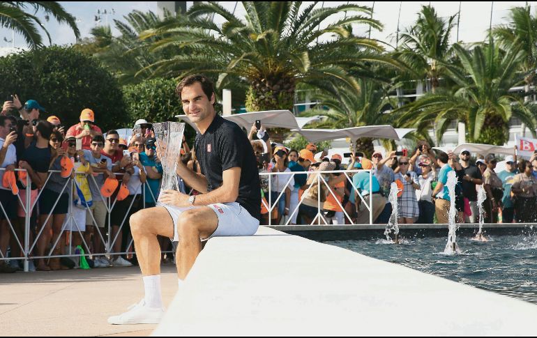 Roger Federer posa con su trofeo en la sede de los Dolphins de Miami. AFP