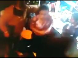 En un video subido a las redes sociales se observa a dos hombres con el rostro cubierto que llegan hasta un carrito de alimentos que atendían las víctimas y se las llevaron a la fuerza. TWITTER / @Obscimx