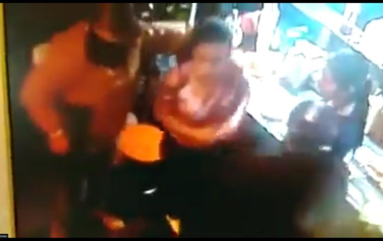 En un video subido a las redes sociales se observa a dos hombres con el rostro cubierto que llegan hasta un carrito de alimentos que atendían las víctimas y se las llevaron a la fuerza. TWITTER / @Obscimx