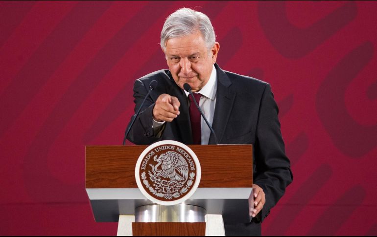 López Obrador destaca la fortaleza del peso frente al dólar e incluso hizo un ademán con los brazos en alto como si presumiera 