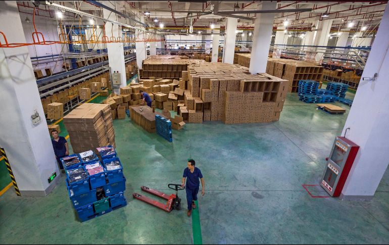 Y puso como ejemplo que, según los cálculos del Fondo, si los aranceles a todos los bienes que intercambian Estados Unidos y China aumentaran 25 puntos porcentuales se reduciría el PIB anual en un 0.6 % en Estados Unidos y en un 1.5% en China. EFE/ ARCHIVO