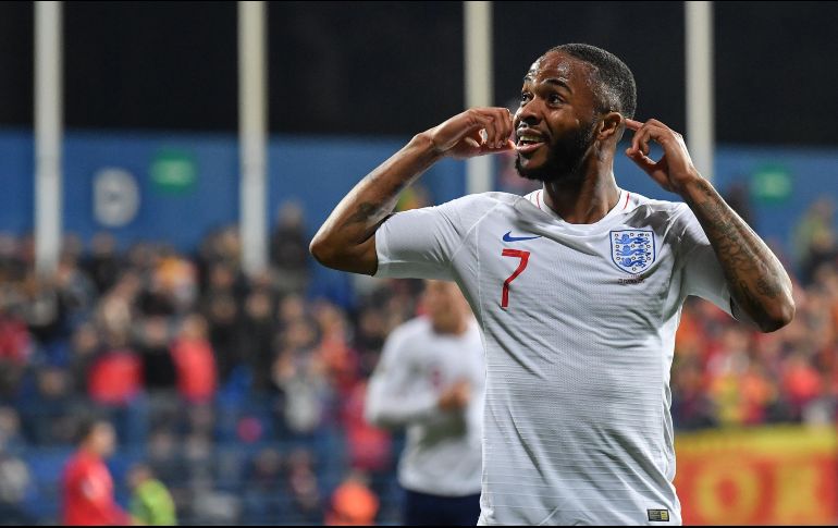 Tras ser acusado por los abusos racistas contra los jugadores Danny Rose, Callum Hudson-Odoi y Raheem Sterling (foto), la federación enfrenta el cierre parcial de su estadio por un partido. AFP / ARCHIVO