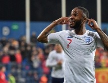 Tras ser acusado por los abusos racistas contra los jugadores Danny Rose, Callum Hudson-Odoi y Raheem Sterling (foto), la federación enfrenta el cierre parcial de su estadio por un partido. AFP / ARCHIVO