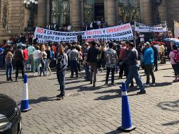 Integrantes de la Unión de Comerciantes Mártires de Río Blanco, Fijos y Semifijos de Morelos despliegan pancartas durante la protesta. NTX/M. Bello