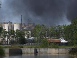 Una densa columna de humo alcanzó a vislumbrarse a varios kilómetros a la redonda. AP/G. Vázquez