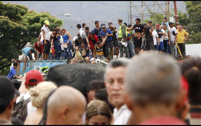 Cientos de personas subieron a los contenedores que obstaculizan el puente internacional Simón Bolívar, que comunica al estado del Táchira con Cúcuta.