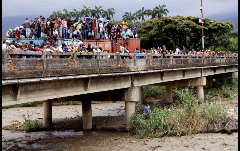 Los venezolanos rompieron las barreras de seguridad de la Guardia Nacional Bolivariana para llegar hasta territorio colombiano.