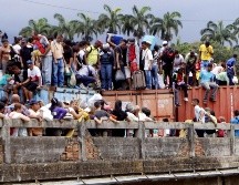 Cientos de personas subieron a los contenedores que obstaculizan el puente internacional Simón Bolívar, que comunica al estado del Táchira con Cúcuta. EFE/S. Mendoza