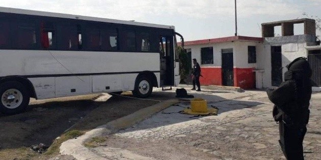 Lanzan granada a autob&uacute;s en el Estado de M&eacute;xico