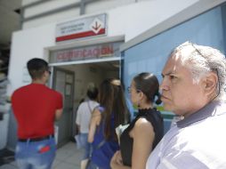 Después de poco más de tres décadas, Mario Olivares (derecha) acudió a la Secretaría de Transporte a renovar su licencia de conducir. EL INFORMADOR/F. Atilano