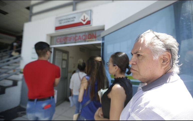 Después de poco más de tres décadas, Mario Olivares (derecha) acudió a la Secretaría de Transporte a renovar su licencia de conducir. EL INFORMADOR/F. Atilano