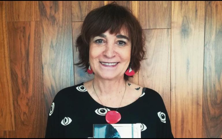 La autora española sostiene su más reciente novela. CORTESÍA