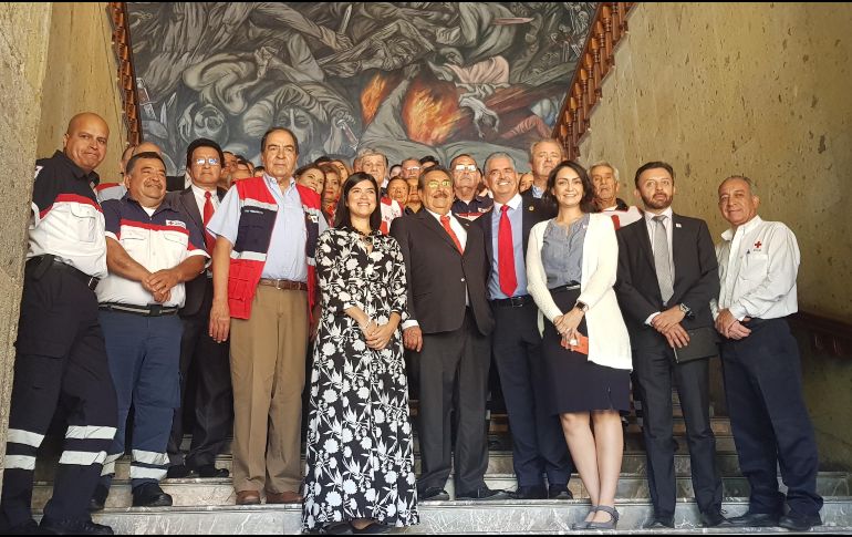 Grupo de voluntarios y funcionarios estatales en el arranque de la colecta anual. EL INFORMADOR/J. Armendáriz