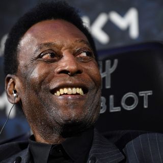 Pelé es hospitalizado en París