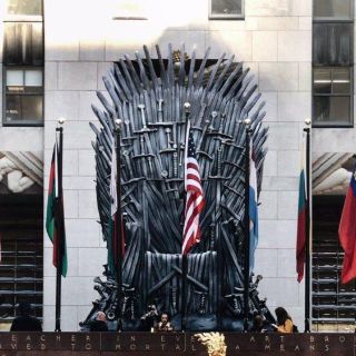 Instalan trono gigante en Nueva York para estreno de "Game of Thrones"
