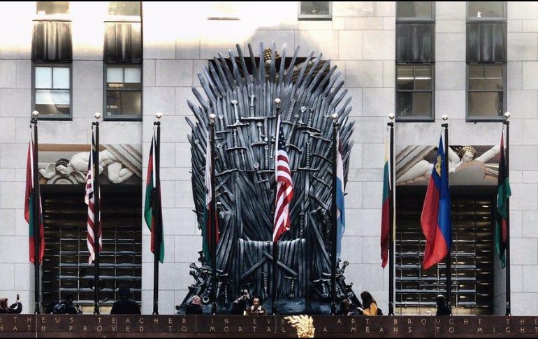 Instalan trono gigante en Nueva York para estreno de 
