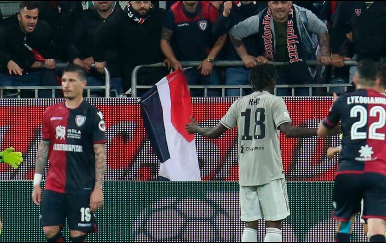 Kean (#18) encara a los aficionados del Cagliari que lo insultaron. AP/F. Murru
