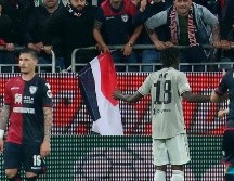 Kean (#18) encara a los aficionados del Cagliari que lo insultaron. AP/F. Murru