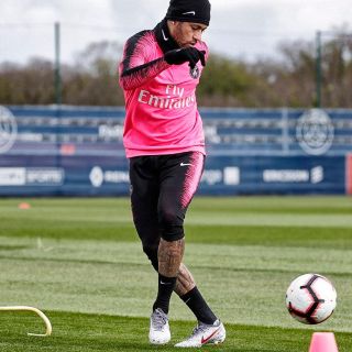 Neymar vuelve a tocar el balón pero aún debe pasar pruebas médicas