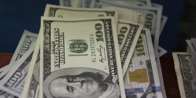 D&oacute;lar baja y se vende hasta en 19.55 pesos en bancos