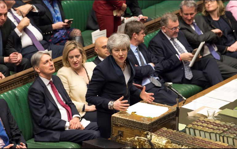 Fotografía cedida por el Parlamento británico que muestra a la primera ministra, Theresa May (c), este miércoles en la Cámara de los Comunes británica en Londres. EFE/Cortesía Parlamento Británico