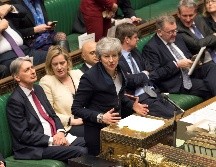 Fotografía cedida por el Parlamento británico que muestra a la primera ministra, Theresa May (c), este miércoles en la Cámara de los Comunes británica en Londres. EFE/Cortesía Parlamento Británico