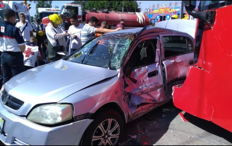 El vehículo fue impactado del lado izquierdo. ESPECIAL / Bomberos de Guadalajara