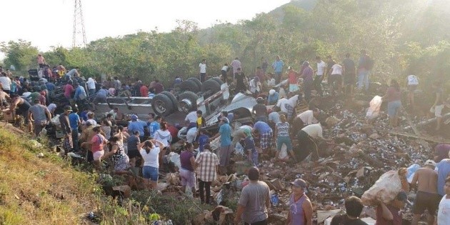 Vuelca tr&aacute;iler con cerveza en Campeche; vecinos lo saquean