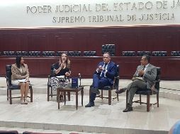 La presentación del libro fue encabezada por la magistrada Verónica Ucaranza y también participó el magistrado Antonio Fierros Ramírez. EL INFORMADOR / S. Blanco