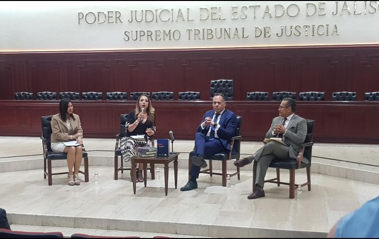 La presentación del libro fue encabezada por la magistrada Verónica Ucaranza y también participó el magistrado Antonio Fierros Ramírez. EL INFORMADOR / S. Blanco
