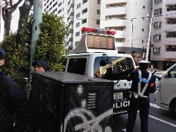 Un vehículo policial se ve fuera de la residencia del ex jefe de Nissan, Carlos Ghosn, en Tokio. AFP/R. Carter