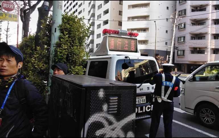 Un vehículo policial se ve fuera de la residencia del ex jefe de Nissan, Carlos Ghosn, en Tokio. AFP/R. Carter