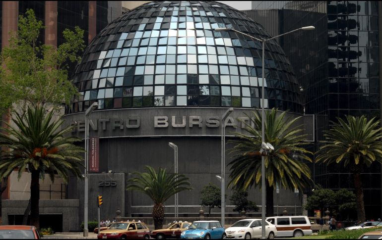 En la plaza bursátil local se operó un volumen de 228.5 millones de títulos, por un importe económico de siete mil 703.8 millones de pesos. NTX/ARCHIVO