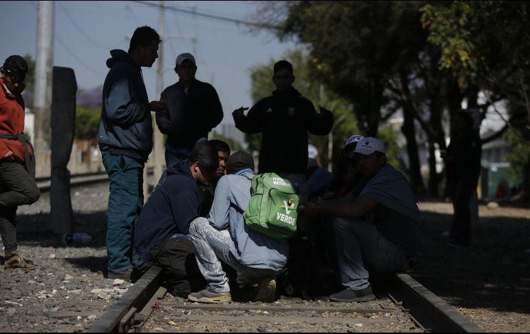Migrantes que recibieron apoyo en el albergue FM4 esperan el tren para seguir. EL INFORMADOR/F. Atilano