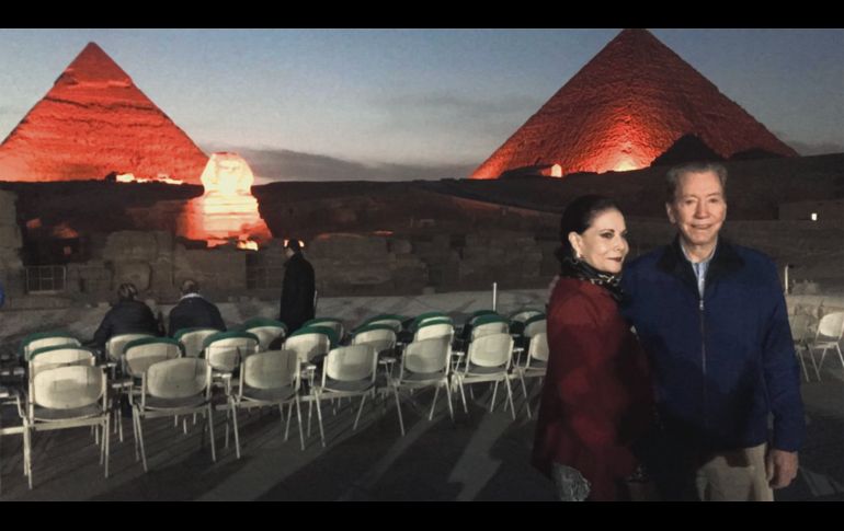 Elda y Leonardo en Las Pirámides de Egipto.