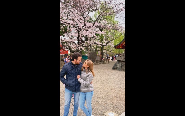 Kurt y Julie en Tokio con los cerezos en flor.