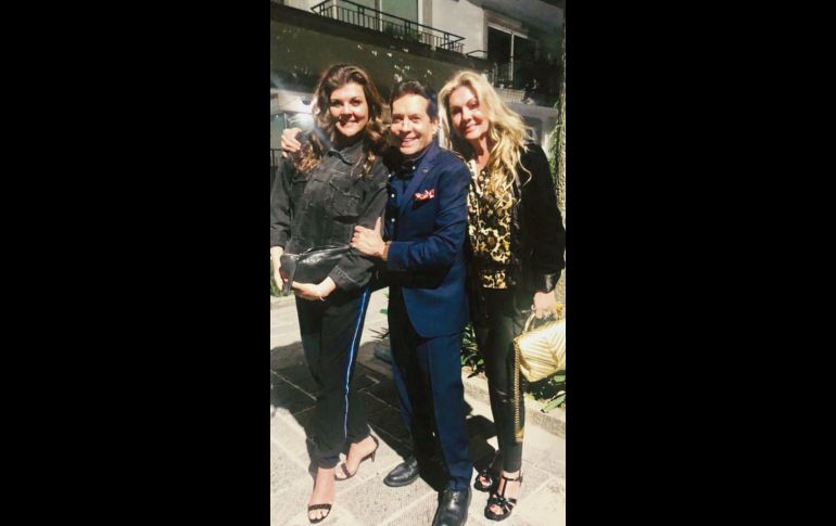 Almendra mamá e hija con Pepillo Origel en la Ciudad de México.