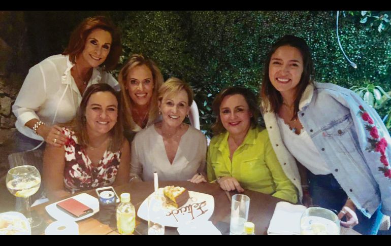 Festejando su cumpleaños en la Capital, Luzma con sus hijas.