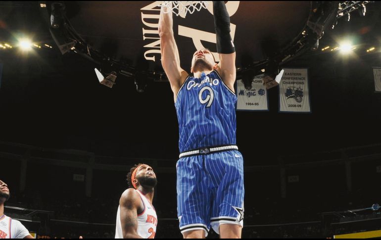 Nikola Vucevic lideró el ataque del Magic frente a los Knicks. Orlando se aferra al último sitio que da boletos a Postemporada en la Conferencia Este. AFP / F. Medina